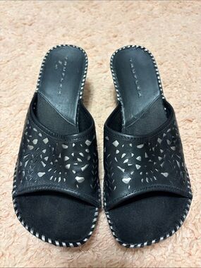 Truflex GF-LAZO Black laser cut with silver 
accents heeled slide sandal sz. 6.5